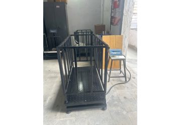 Animal weighing machine Animal weighing machine
